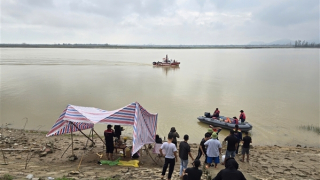 Đã tìm thấy 3 thi thể trong vụ bố ôm 2 con gái nhảy cầu Bến Thủy