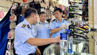 Quản lý thị trường chuyển Công an điều tra 9 vụ sản xuất, buôn bán hàng giả