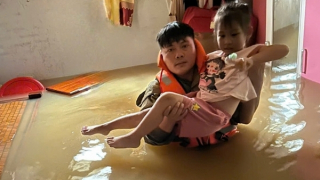 Thượng úy Công an kiên cường, dũng cảm giúp dân giữa cơn lũ dữ