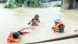 Xúc động những câu chuyện Công an cứu dân trong lũ dữ