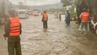 Mưa lớn, nhiều nơi ở TP Huế chìm trong biển nước