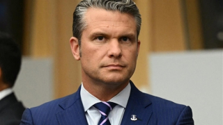 Máy bay chở Bộ trưởng Quốc phòng Mỹ phải hạ cánh khẩn cấp ở Anh