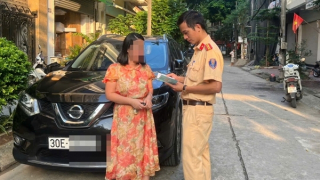 Nữ tài xế nói sơ suất để con gái trèo lên nóc khi xe đang chạy