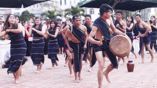 Từ “hòi Yàng” đến chủ động chọn văn hóa ngoại sinh