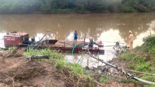 Giám đốc doanh nghiệp ngang nhiên dùng tàu hết đăng kiểm hút cát