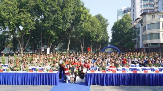 Công an Thủ đô cùng các nghệ sĩ phát động công trình "8.000 cây hoa vì Thủ đô xanh"