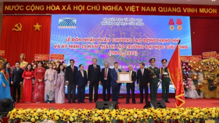 Trường Đại học Cửu Long đón nhận Huân chương Lao động hạng Nhì