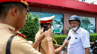 CSGT cả Hà Nội xuyên trưa kiểm tra nồng độ cồn, "ma men" liên tục bị phát hiện