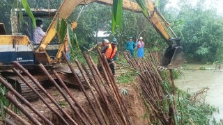 Hàng trăm cán bộ, chiến sĩ khẩn trương gia cố, chống sạt lở sông Bù Lu