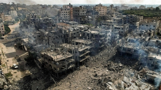 Mảnh đất chực vỡ và bàn tay gìn giữ muộn màng