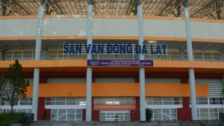 Đang trong thời gian bảo hành, sân vận động Đà Lạt vừa sử dụng đã xuống cấp