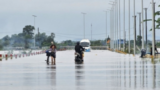 Nước sông dâng cao, nhiều vùng thấp trũng ở Huế ngập lụt, giao thông chia cắt