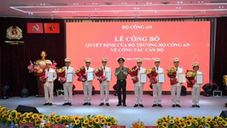 Bộ Công an phong cấp bậc hàm cho 8 lãnh đạo chủ chốt của Tổng Công ty Viễn thông MobiFone