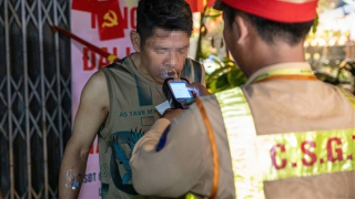 CSGT hoá trang xử lý nồng độ cồn phát hiện "ma men" đang điều trị xơ gan vẫn đi uống bia