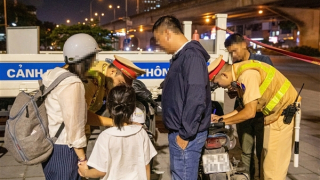 Cụng ly mừng 20/10, nhiều ông chồng vi phạm nồng độ cồn vẫn chở vợ, con ra phố