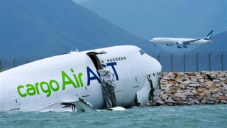 Điều tra vụ máy bay trượt khỏi đường băng, lao xuống biển tại Hong Kong