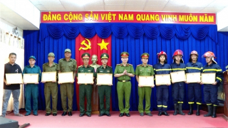 Khen thưởng các cá nhân có thành tích đột xuất trong công tác chữa cháy