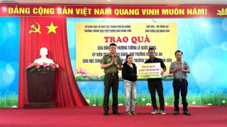 Trao quà của Thứ trưởng Lê Quốc Hùng hỗ trợ một học sinh bị bệnh hiểm nghèo