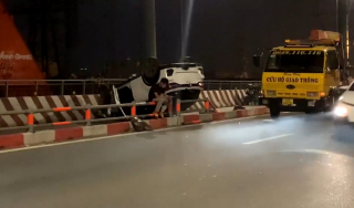 Tài xế ô tô nguy kịch sau vụ tai nạn lúc rạng sáng