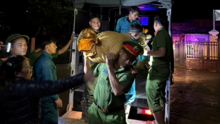 Công an xã vùng cao ở Đà Nẵng khẩn trương di dời trong đêm nhiều hộ dân khỏi vùng nguy cơ sạt lở