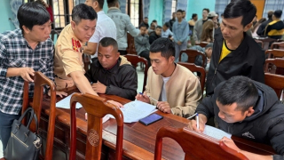 Công an TP Huế đào tạo, sát hạch, cấp giấy phép lái xe miễn phí cho người dân vùng cao