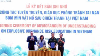 Vận động tài trợ nguồn lực phục vụ công tác khắc phục hậu quả bom mìn sau chiến tranh ở Việt Nam