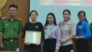 Khen thưởng thiếu nữ nhặt được của rơi nộp cho Công an trả lại người mất
