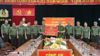 Trao tặng quà ủng hộ đồng bào tỉnh Lạng Sơn và Bắc Ninh bị thiệt hại do mưa lũ