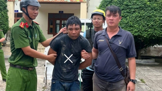 Bắt giữ đối tượng dùng mã tấu chém 2 người, chống người thi hành công vụ