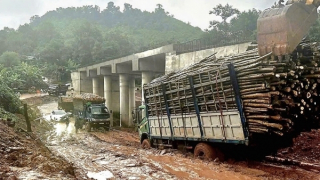 Nỗi nhọc nhằn bên hai cây cầu vượt lũ dở dang