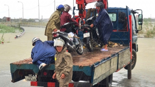 Người dân cảm kích khi được cán bộ Công an tận tình hỗ trợ thoát khỏi điểm ngập lụt