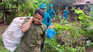 Di dời khẩn cấp 6 hộ dân khỏi vùng nguy cơ sạt lở trước khi bão số 12 đổ bộ