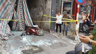 Vật liệu xây dựng rơi xuống đường làm 2 người thương vong