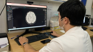 Nam sinh 15 tuổi bị rối loạn tâm thần, tổn thương não và tim vì thuốc lá điện tử