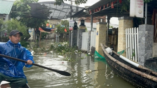 Nhiều vùng thấp trũng ở Huế bị ngập sâu, sạt lở chia cắt giao thông