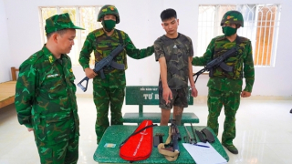 Giấu súng AK trong ống đựng cầu lông để xuất cảnh sang Campuchia