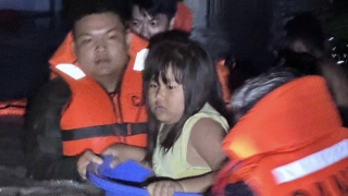 Cảnh sát xuyên đêm cứu hộ 127 người thoát sự cố ngập lụt nguy hiểm