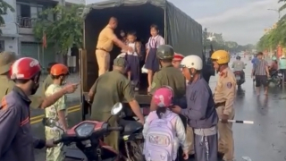 Dùng xe chuyên dụng vận chuyển hàng trăm học sinh, công nhân qua điểm ngập