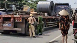 Cô gái trẻ rơi vào bánh xe đầu kéo, tử vong trên đường