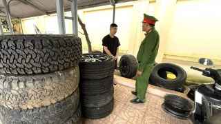 Tài xế khai nhận trộm nhiều lốp xe bán tải để ven đường rồi đem bán