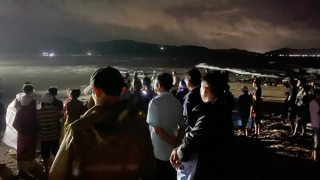 Đi tắm biển, 2 thanh niên bị sóng cuốn mất tích