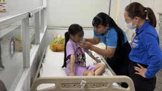 Bé gái 9 tuổi bị mẹ ruột và bạn trai đánh, ép nhúng lưỡi vào nước sôi