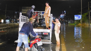 CSGT Vĩnh Long dùng xe chuyên dụng giúp người dân qua vùng nước ngập