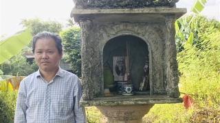 Viếng miếu thờ liệt sĩ Nguyễn Văn Thạc