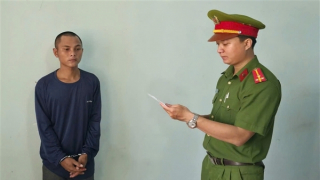 Mâu thuẫn trên bàn nhậu, cầm chai bia ném bạn nhập viện