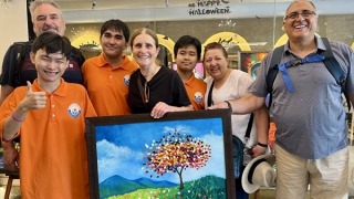 Du khách nước ngoài xúc động khi xem tác phẩm của người khuyết tật và trẻ mồ côi