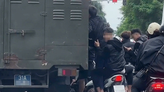 CSGT xử lý nhóm thanh niên ‘đầu trần’ đeo bám xe chở phạm nhân