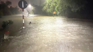 Taxi bị nước lũ cuốn trôi, tài xế may mắn thoát chết