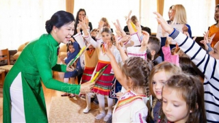 Phu nhân Tổng Bí thư Tô Lâm thăm, giao lưu với học sinh mầm non ở Sofia