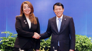 Bộ trưởng Lương Tam Quang tiếp khách quốc tế nhân dịp Lễ mở ký Công ước Hà Nội